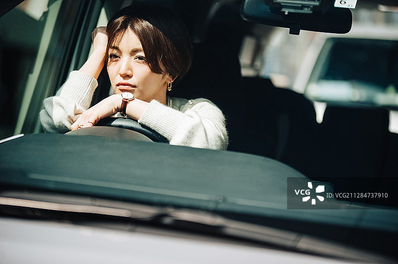 女人开车思考图片素材