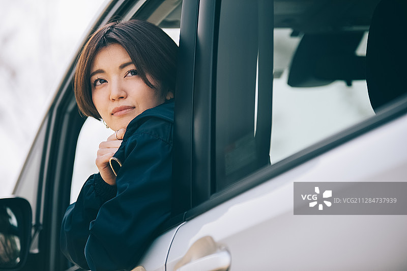 女人开车图片素材
