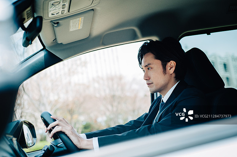 汽车行业的男商人图片素材