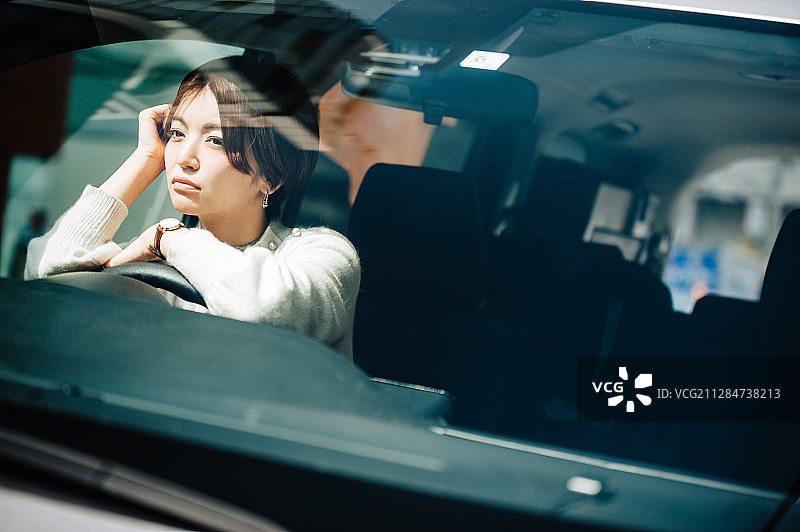 女人开车思考图片素材