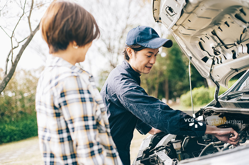 汽车故障道路救援图片素材