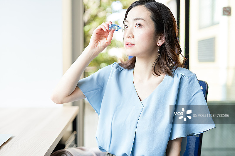 眼睛疲惫的女商人图片素材