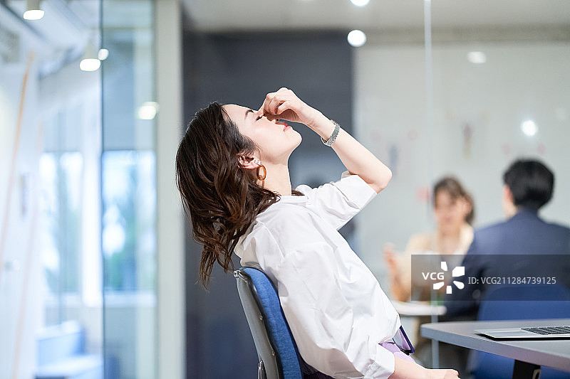 眼睛疲惫的女商人图片素材