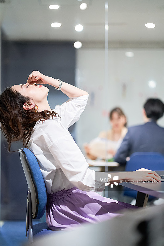 眼睛疲惫的女商人图片素材