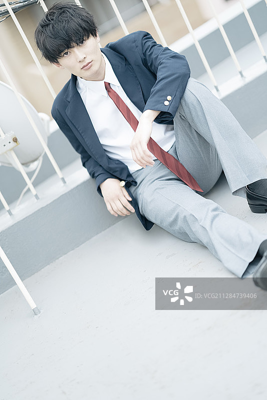 高中生在屋顶图片素材