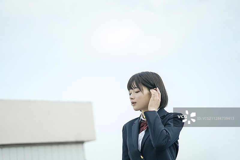 高中生在屋顶图片素材