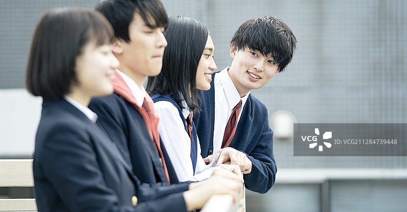 高中生屋顶朋友图片素材