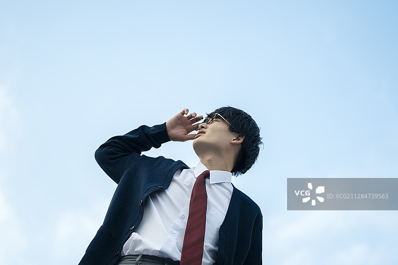 高中生在屋顶图片素材