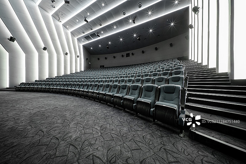侧面看现代剧院的内景图片素材