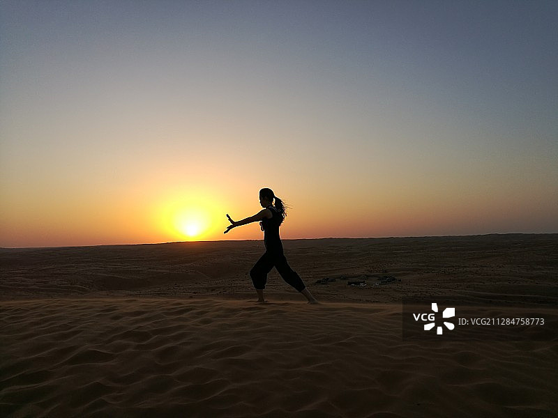 阿曼沙漠羚羊酒店日落夕阳西下图片素材