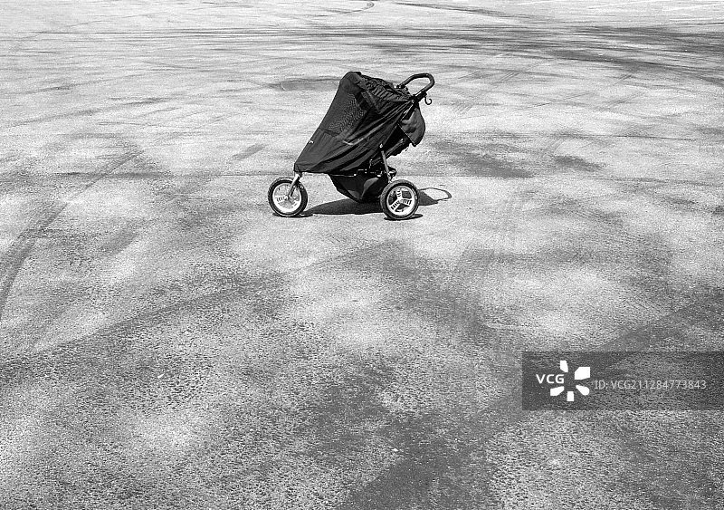 空旷停车场里的婴儿车图片素材