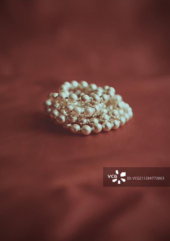 盘绕的珍珠图片素材