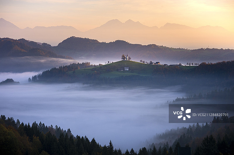 斯洛文尼亚什科菲亚洛卡的城镇清晨薄雾图片素材