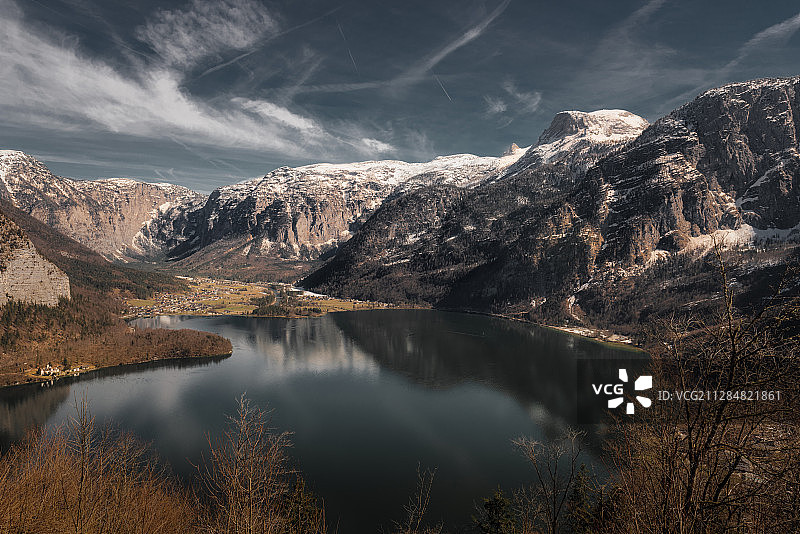 奥地利巴德戈伊瑟恩哈尔施塔特湖和雪山风光图片素材