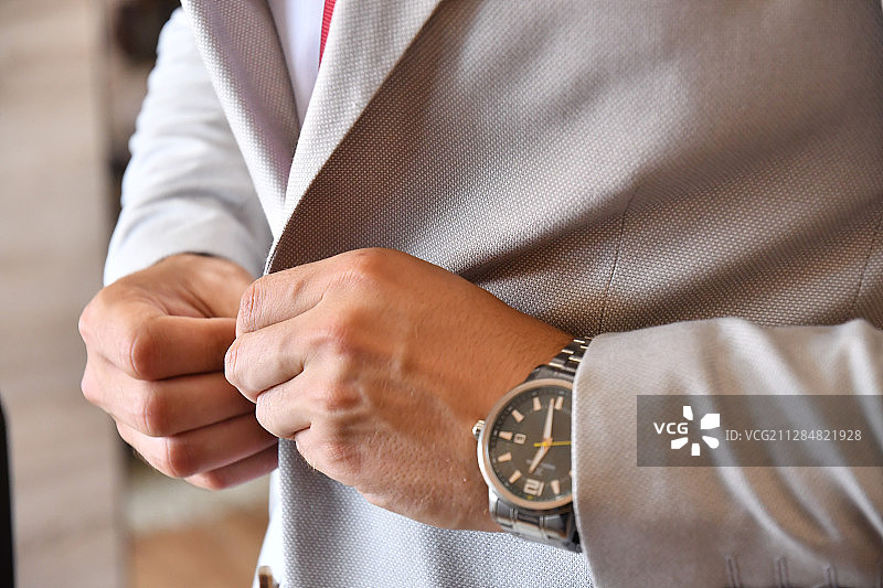 男人扣夹克的特写镜头图片素材