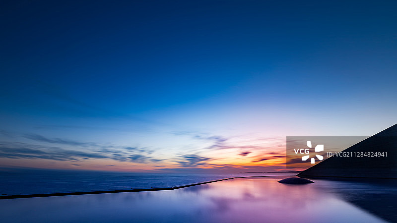 葡萄牙阿尔热什海上的蓝色时刻图片素材