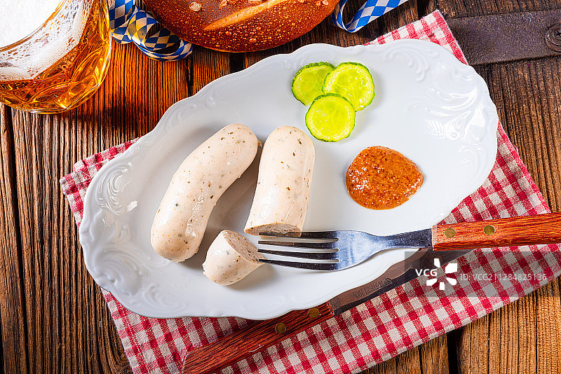 啤酒节上的白香肠、椒盐卷饼和啤酒图片素材