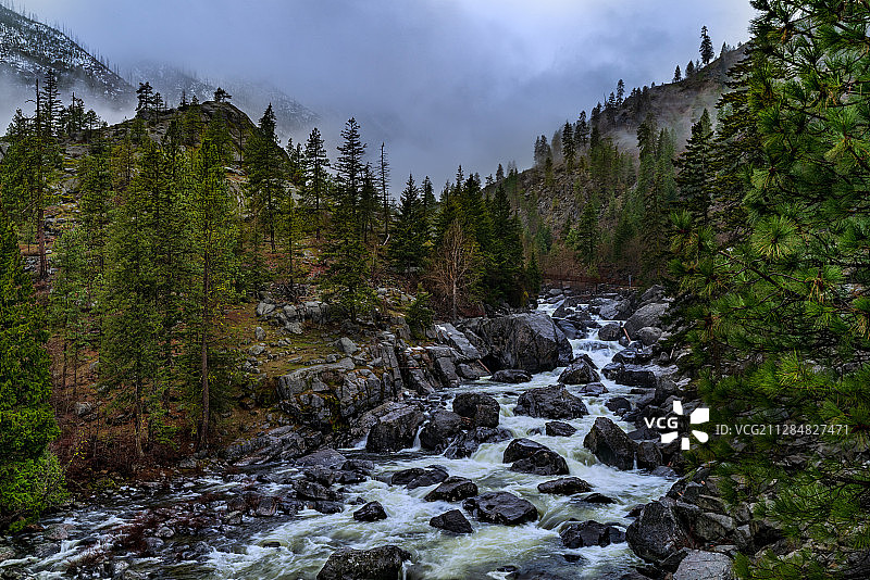 美国韦纳奇阴天下的溪流景观图片素材