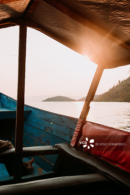 卢旺达基加利湖上的船图片素材