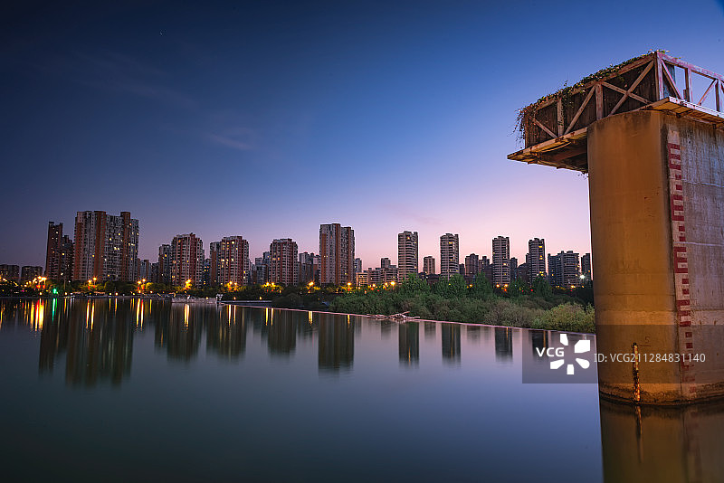 傍晚下西安浐灞生态区图片素材