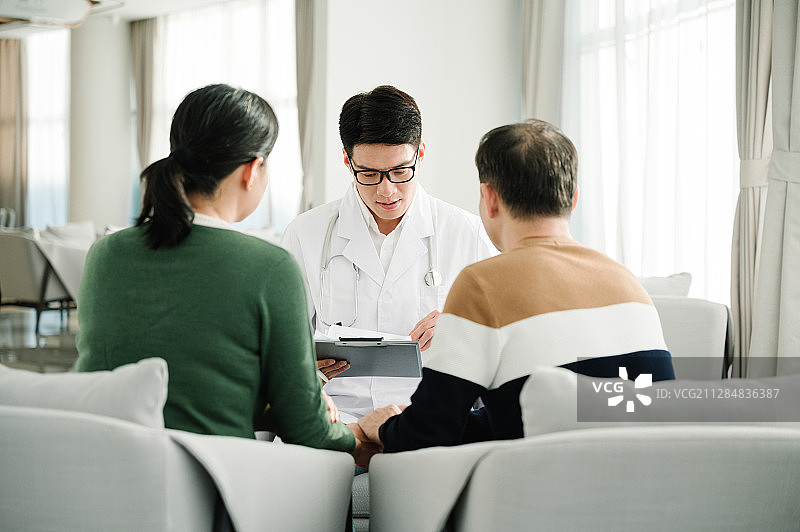 医生和患者在医院图片素材