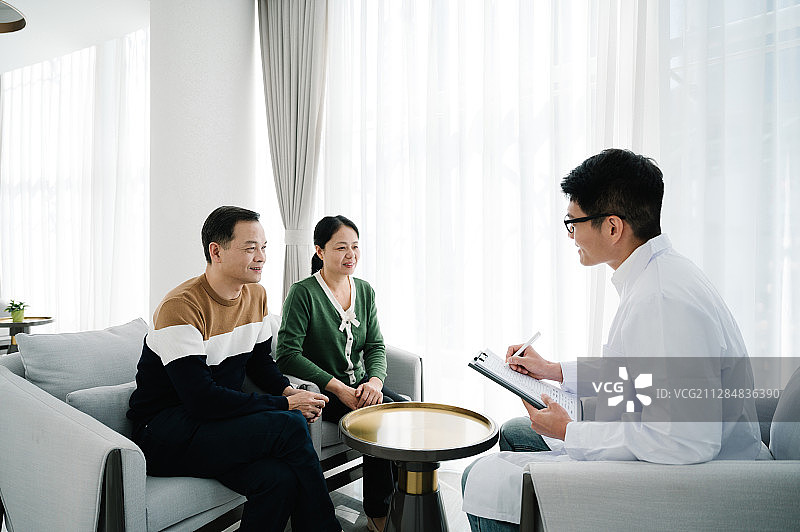 医生和患者在医院图片素材