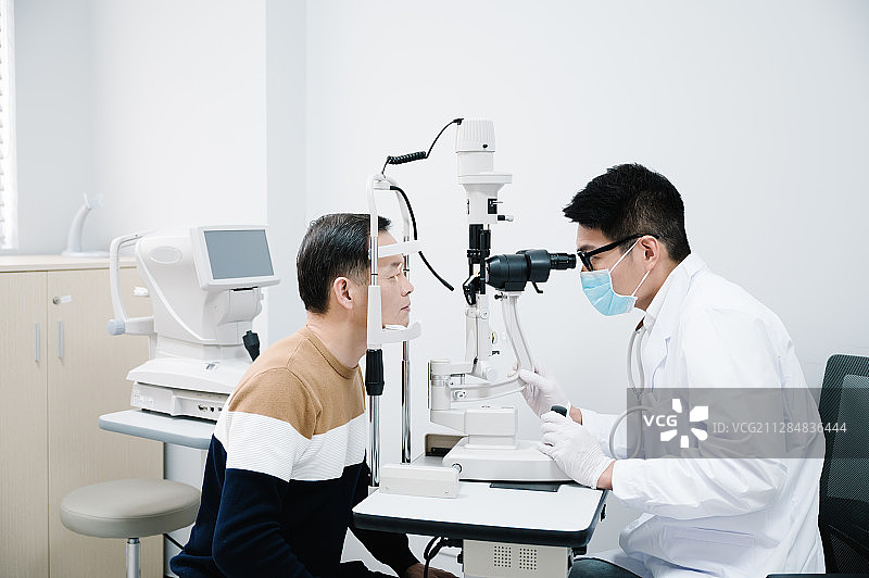 医生在给患者做检查图片素材