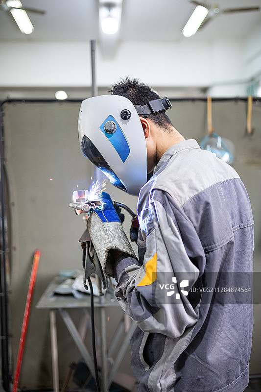 电焊操作图片素材