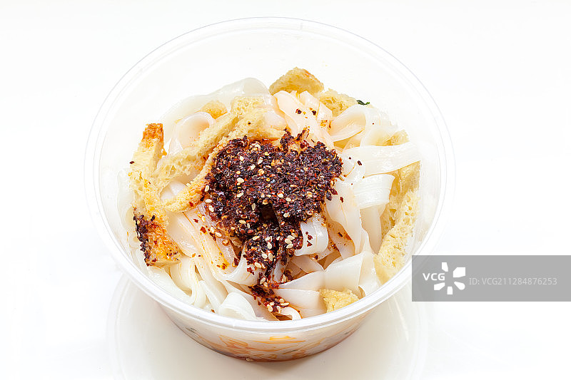 一碗凉皮在白色背景上图片素材