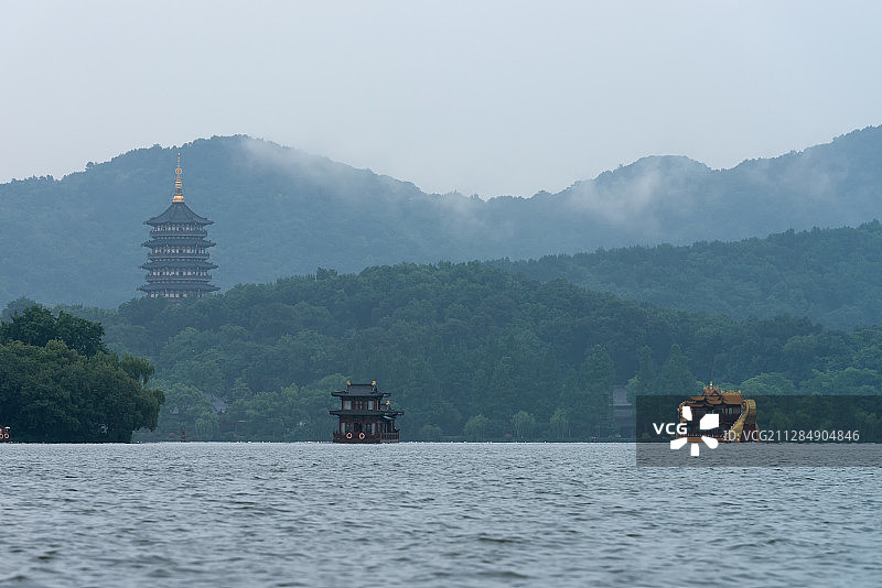 浙江杭州钱塘江西湖断桥雷峰塔雨天荷花城市风光图片素材