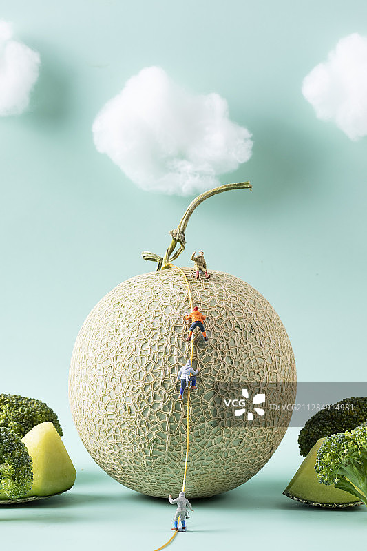 正在哈密瓜上攀岩的探险者图片素材