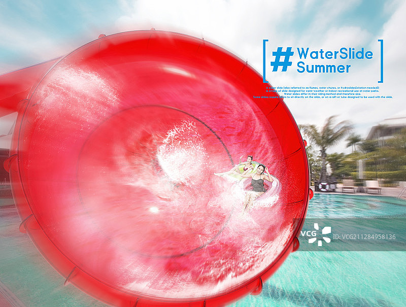 两位亚洲女性乘坐红色龙卷风滑水道编辑图图片素材