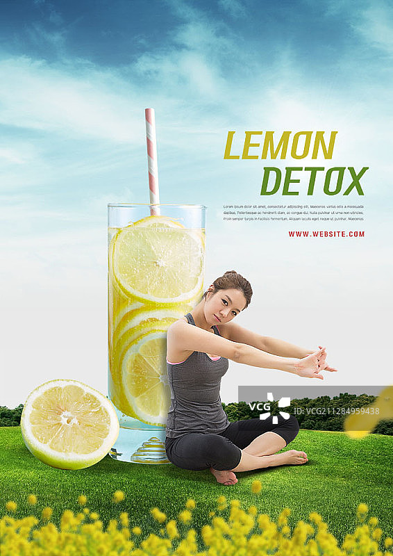 亚洲女人坐在草地上，旁边放着柠檬排毒水的数字合成图像图片素材