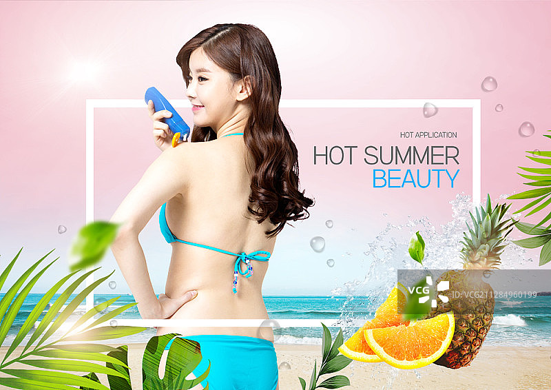 在海滩上涂抹防晒霜的绿松石比基尼女子的背面的数字合成图像图片素材