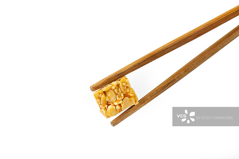 筷子夹花生酥图片素材