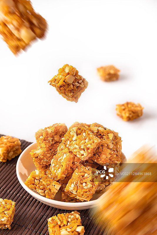 高速摄影下的花生酥图片素材