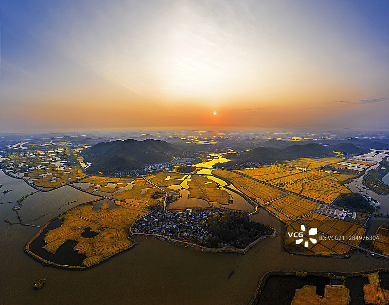 春满响水涧图片素材