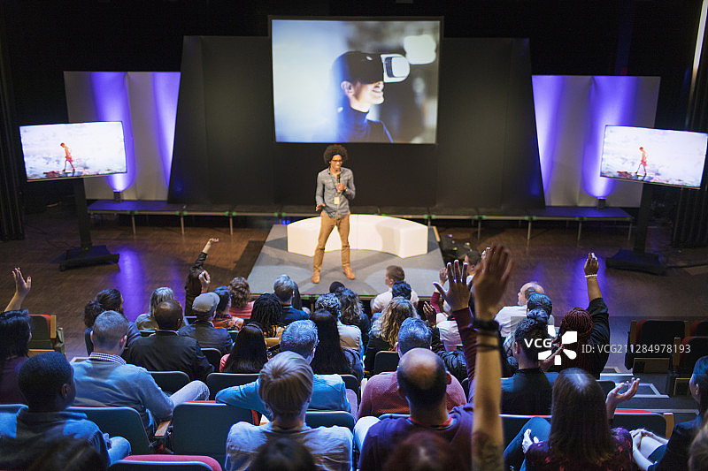 男人演讲者在舞台上回答观众提问图片素材