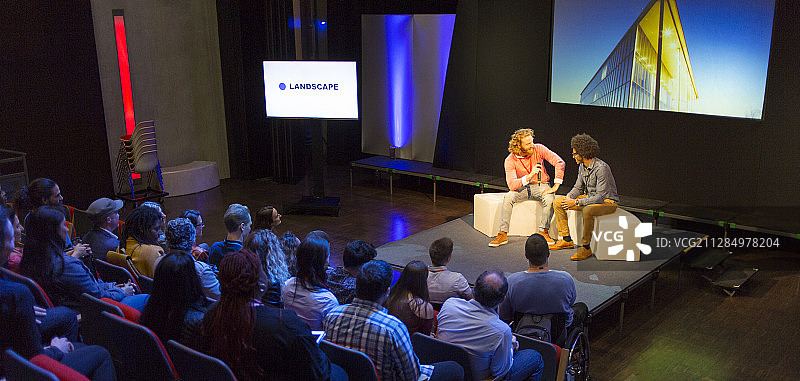 观众在台下观看演讲图片素材