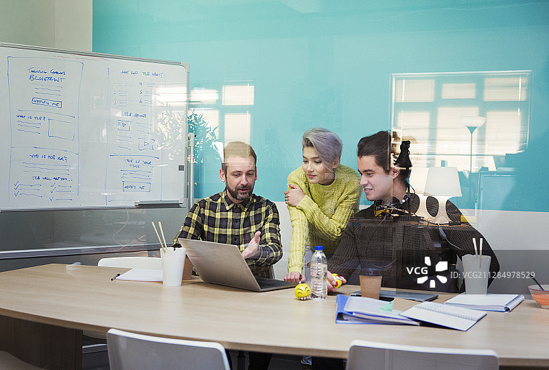 在会议室用笔记本电脑工作的商务人士图片素材