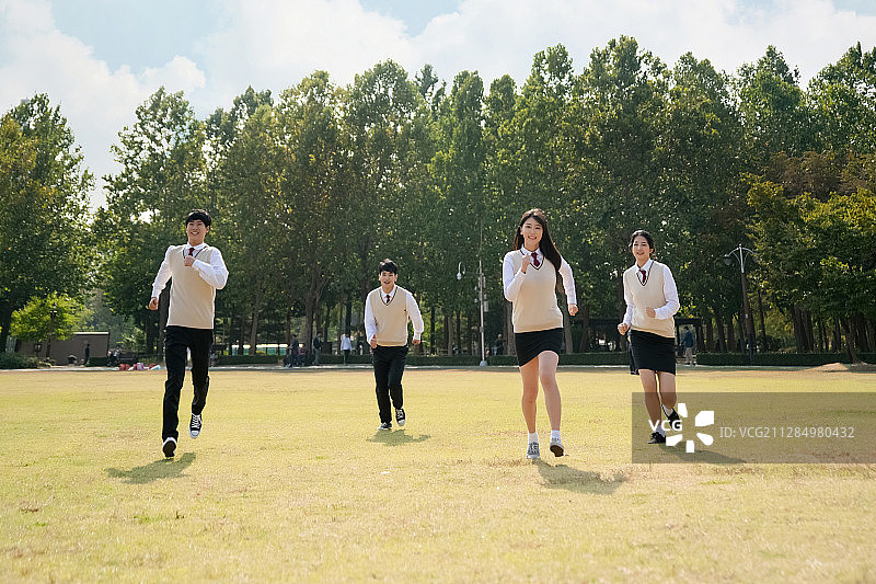 高中生的日常生活，亚洲学生穿着校服与大学朋友在一起065图片素材