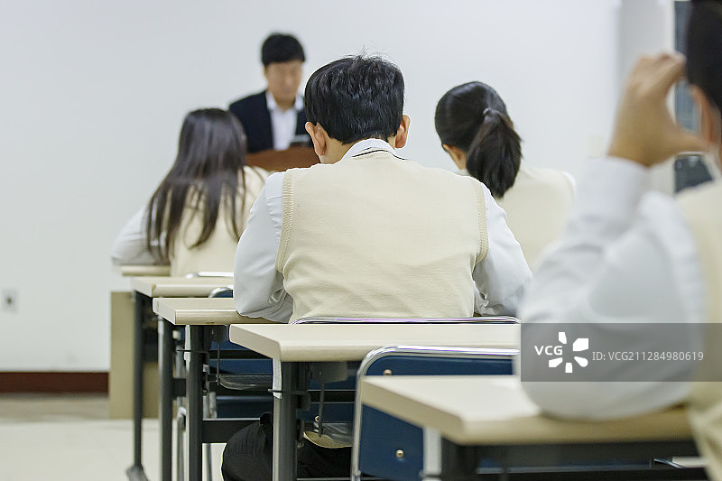 高中生的日常生活：亚洲青少年学生穿着校服在大学里与朋友在一起117图片素材