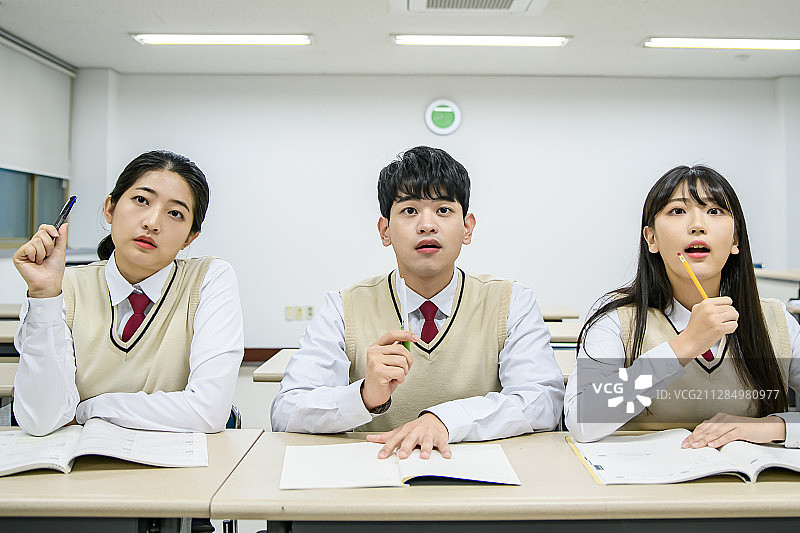 高中生的日常生活：亚洲青少年学生在大学里和朋友们穿着校服图片素材