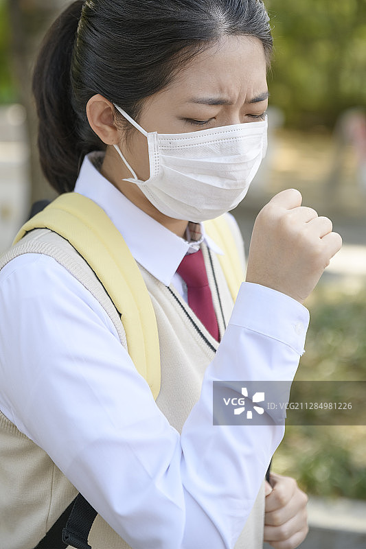 亚洲高中生校园生活，穿校服与朋友在一起图片素材