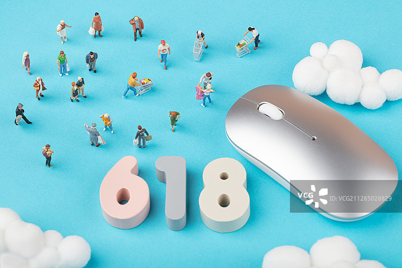 618电商购物节鼠标云逛街购物的人群图片素材