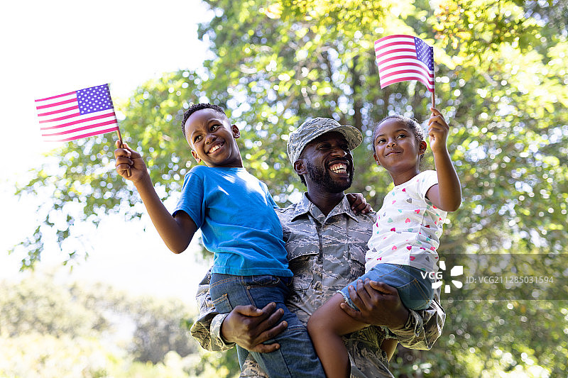 身穿军装抱着孩子的非裔美国人图片素材