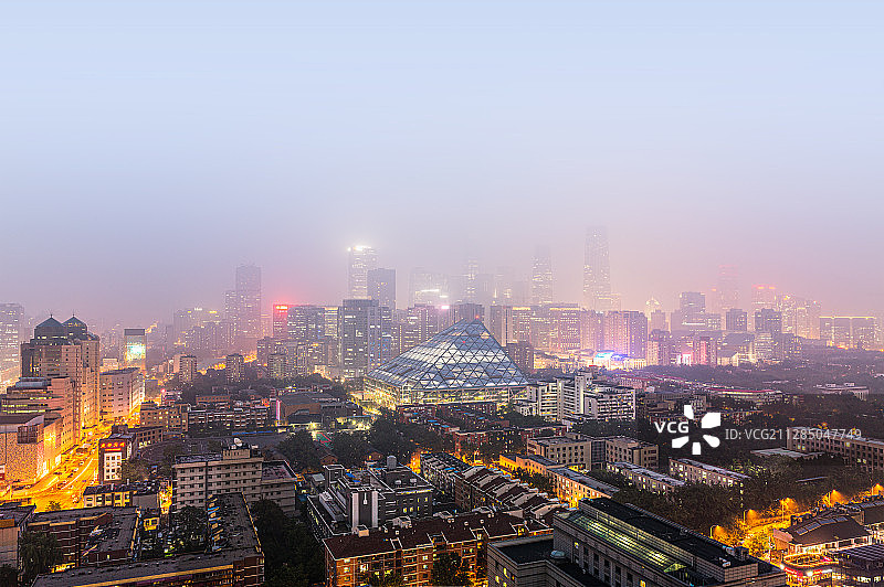 大雾弥漫雾霾背景国贸CBD烟雨朦胧消失城市下雨大雨潮湿霓虹灯图片素材