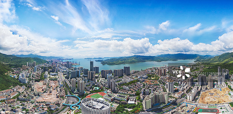 广东省深圳市盐田区沙头角沿海城市白天风光图片素材