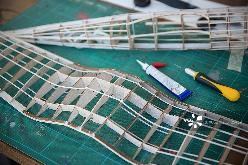 巴尔沙木模型飞机建造中图片素材