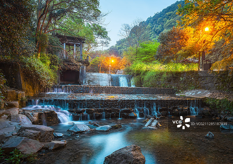 杭州西湖九溪十八涧夜景瀑布风光图片素材